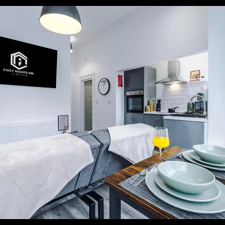 Entire Cozy Apt, Prime Location & Free Parking Apartment Manchester