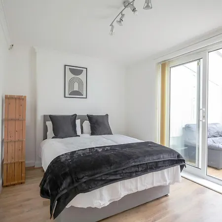 5-bedroom In Trendy Dibsbury Area With Parking
