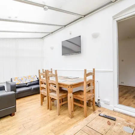 5-bedroom In Trendy Dibsbury Area With Parking Manchester