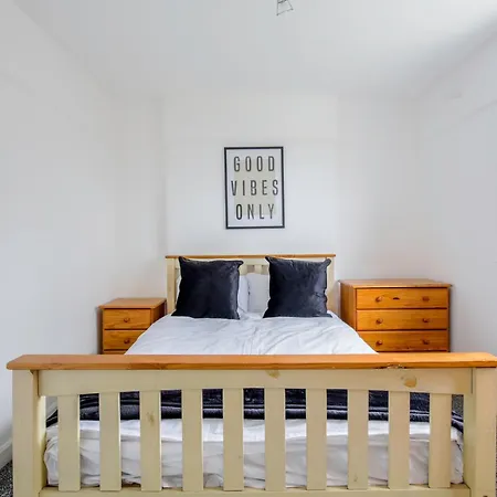 5-bedroom In Trendy Dibsbury Area With Parking Manchester
