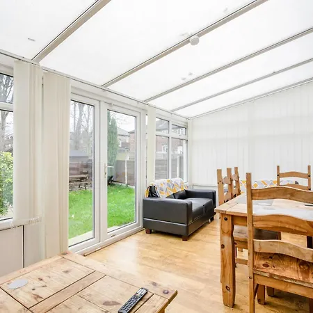 5-bedroom In Trendy Dibsbury Area With Parking * Manchester