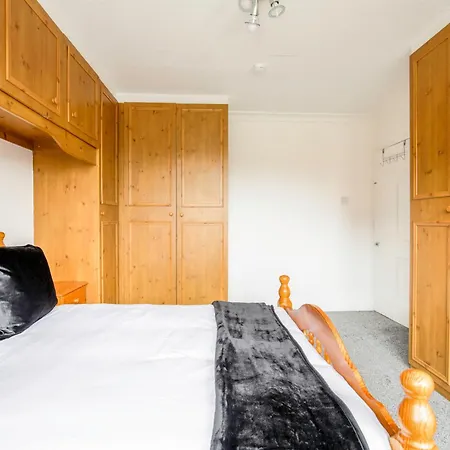Holiday home 5-bedroom In Trendy Dibsbury Area With Parking