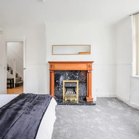 5-bedroom In Trendy Dibsbury Area With Parking Manchester