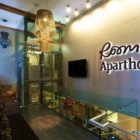 Lägenhetshotell Roomzzz 4*