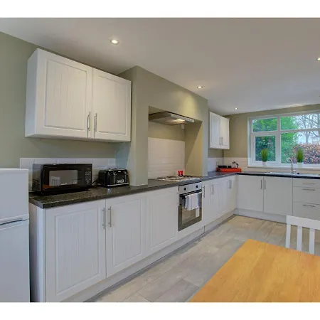 Gorgeous 3 Bed Near Airport Hébergement de vacances