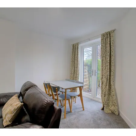 Gorgeous 3 Bed Near Airport *