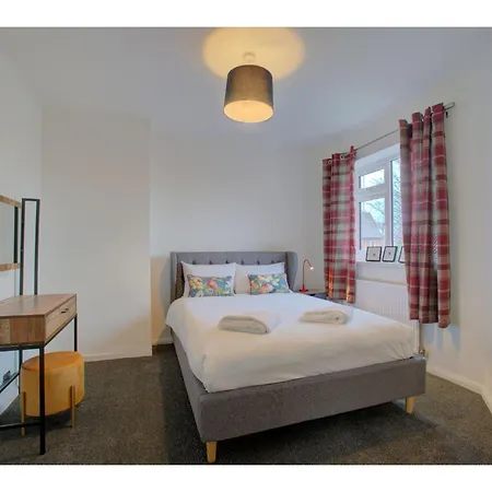 Gorgeous 3 Bed Near Airport