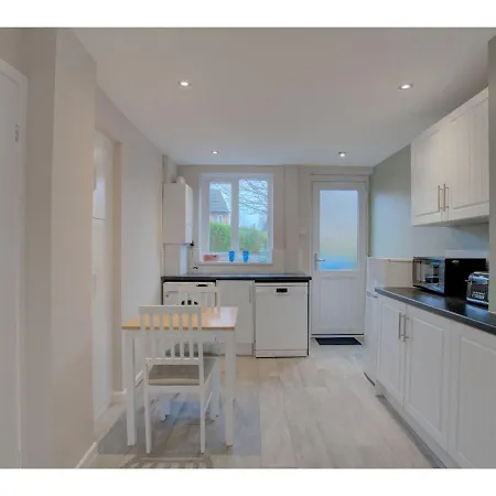 Gorgeous 3 Bed Near Airport Hébergement de vacances Manchester