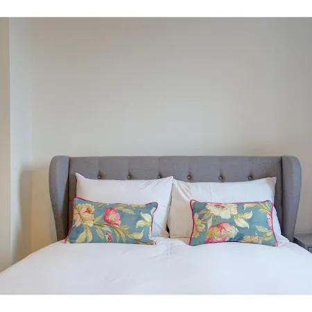 Hébergement de vacances Gorgeous 3 Bed Near Airport *