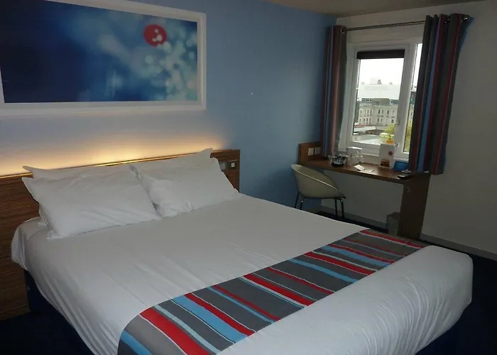 호텔 Travelodge Upper Brooks Street 3*