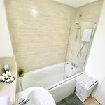 Apartment Convenient Centre 3bd With Free Parking *