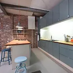 Mason Street Sleeps 16 Daire