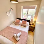 Apartment Convenient Centre 3bd With Free Parking