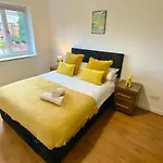 Convenient Centre 3bd With Free Parking