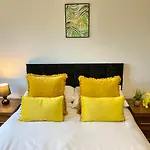 Convenient Centre 3bd With Free Parking