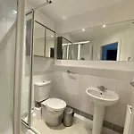度假居 Large 5-bed Centre Townhouse With Secure Parking *