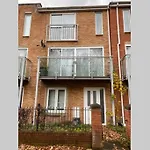 Large 5-bed Centre Townhouse With Secure Parking Manchester