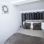 City-centre With Dedicated Workspace, Sleeps 4 Apartment *