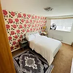 Watan - Spacious 3 Bedrooms Entire House With Beautiful Outdoor Garden Manchester