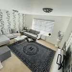 Holiday home Watan - Spacious 3 Bedrooms Entire House With Beautiful Outdoor Garden *