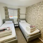 Watan - Spacious 3 Bedrooms Entire House With Beautiful Outdoor Garden * Manchester