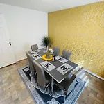 Watan - Spacious 3 Bedrooms Entire House With Beautiful Outdoor Garden * Manchester