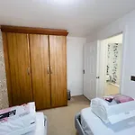 Watan - Spacious 3 Bedrooms Entire House With Beautiful Outdoor Garden Holiday home Manchester