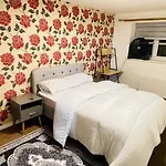 Holiday home Watan - Spacious 3 Bedrooms Entire House With Beautiful Outdoor Garden *