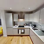 Quay Apartment *