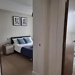 Onpoint - Spacious 2 Bedroom Apt - City Centre With Balcony