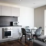 Onpoint - Spacious 2 Bedroom Apt - City Centre With Balcony Apartmán *