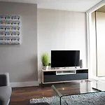 Onpoint - Spacious 2 Bedroom Apt - City Centre With Balcony アパート *