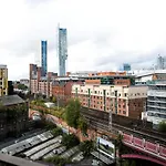 Onpoint - Spacious 2 Bedroom Apt - City Centre With Balcony Apartmán