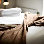 Onpoint - Spacious 2 Bedroom Apt - City Centre With Balcony *