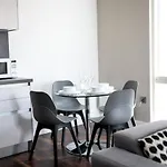 Onpoint - Spacious 2 Bedroom Apt - City Centre With Balcony *
