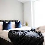 Onpoint - Spacious 2 Bedroom Apt - City Centre With Balcony
