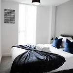 Onpoint - Spacious 2 Bedroom Apt - City Centre With Balcony