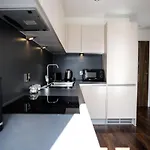 Onpoint - Spacious 2 Bedroom Apt - City Centre With Balcony