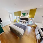Quay Apartment *