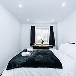 Luxury 3 Bedroom House Close To Center Apartment