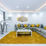 Luxury 3 Bedroom House Close To Center Manchester