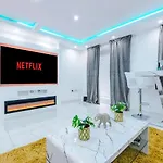 Luxury 3 Bedroom House Close To Center Manchester