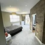 Luxury Close To The With Hot Tub & Bbq Fire Pit. Holiday home *