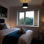 Spacious 3Bed Home In Manchester 5 Mins Walk To Clifton Station With Spacious Garden And Free Parking Nyaraló