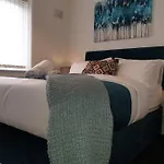 Spacious 3Bed Home In Manchester 5 Mins Walk To Clifton Station With Spacious Garden And Free Parking Nyaraló