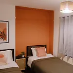 Bee - Byron House Ferienhaus *