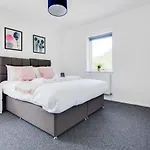 Pass The Keys Lovely 3 Bedroom Golf Club And Parking * Manchester
