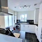 Luxury 2-bedroom Service With Balcony * Manchester