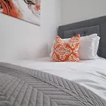 بيت للعطل Beautiful 4 Bed Home, Sleeps 6, Driveway Parking *