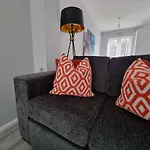 Beautiful 4 Bed Home, Sleeps 6, Driveway Parking Holiday home *